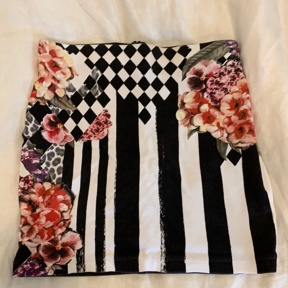 Fun and flirty Zara skirt